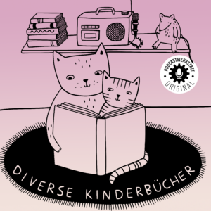Logo Buuch Podcast. Gezeigt werden eine große und eine kleine Katze, im Hintergrund sieht man Bücher, ein Radio und eine Ratte auf einem Bücherregal sitzen. Im Hintergrund befindet sich das Logo der Podcastwerkstatt. Die zwei Katzen sitzen auf einem Teppich, darauf steht der Name des Podcasts "Diverse Kinderbücher".